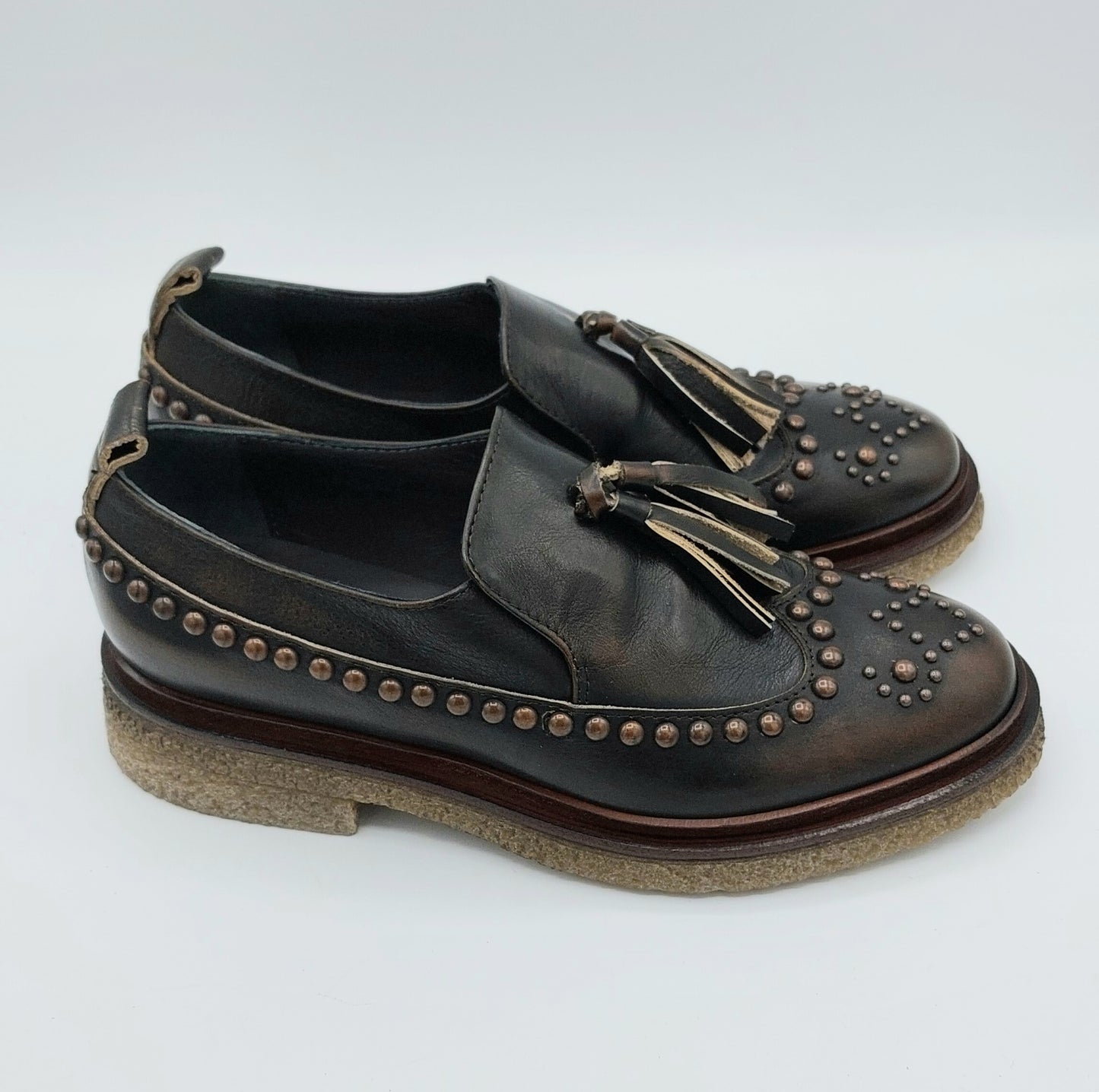Fru.it scarpa con nappole e borchie