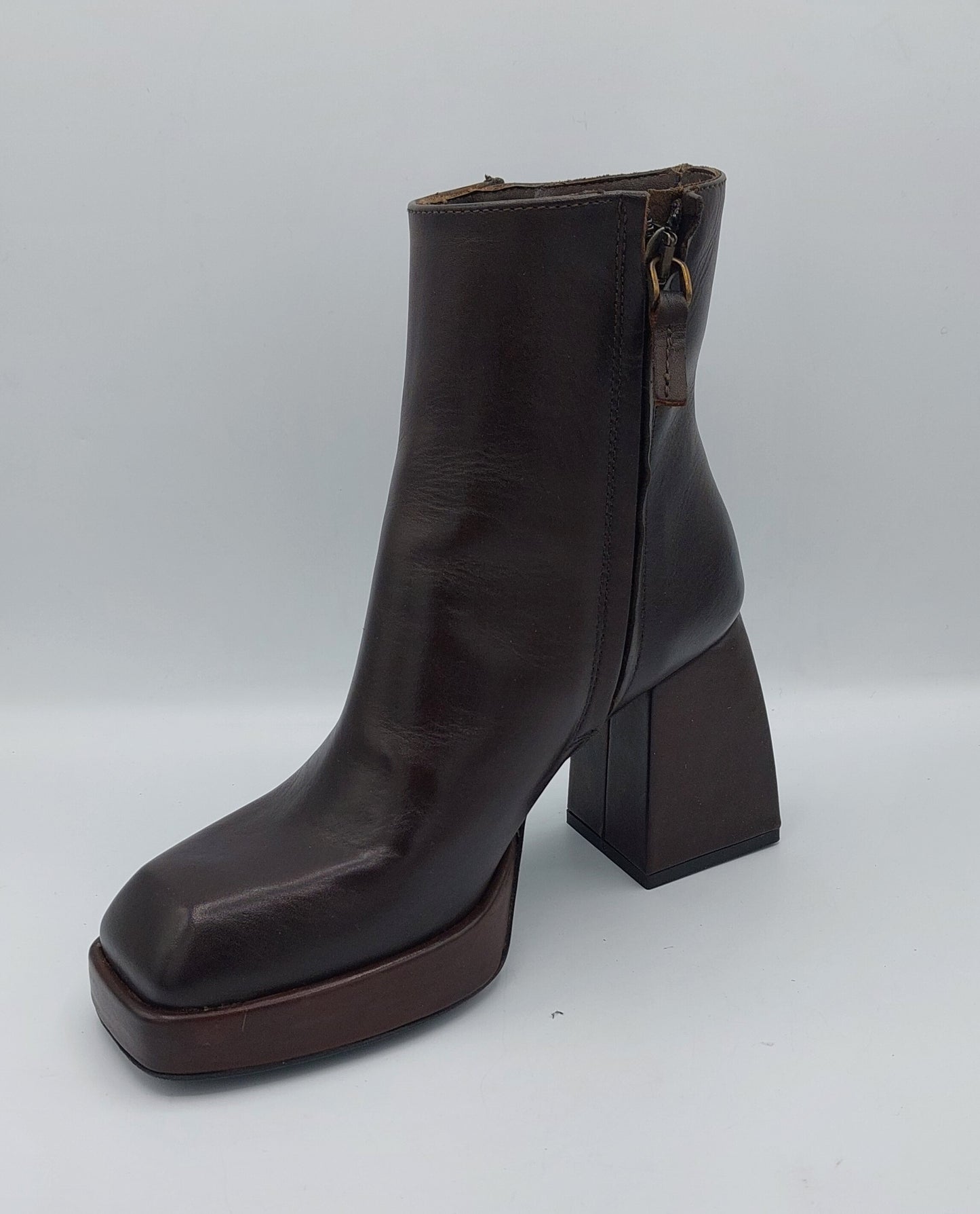Les tulipes stivaletto marrone