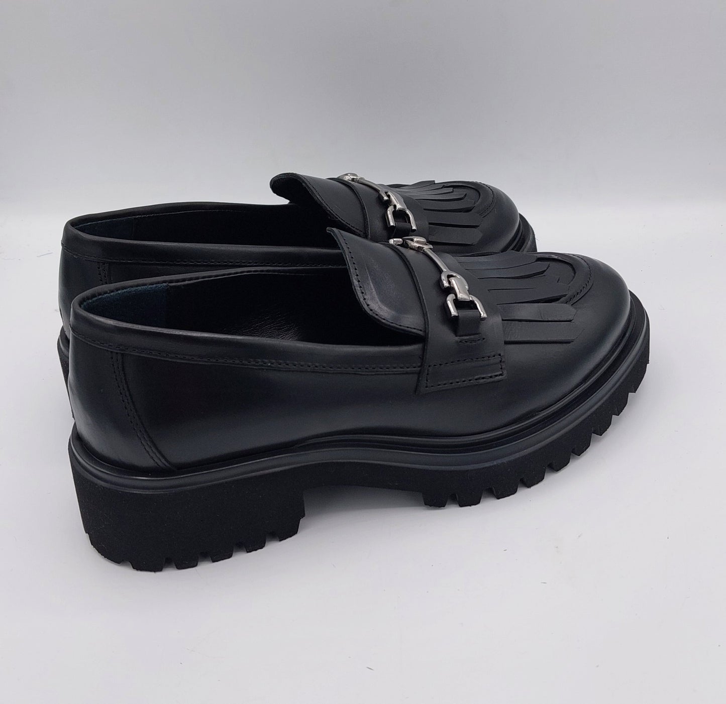 Anima mocassino in pelle nera con frangia e morsetto