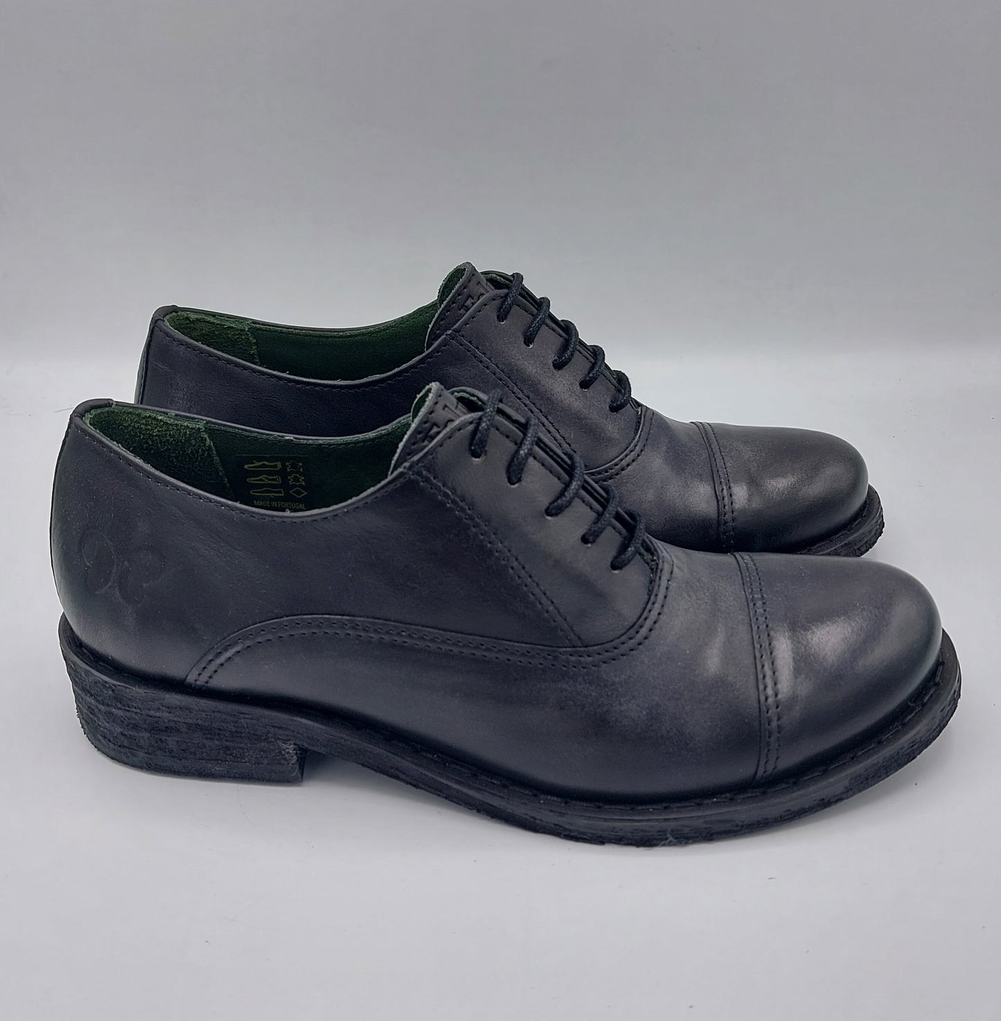 Chaussure nouée en cuir noir Felmini