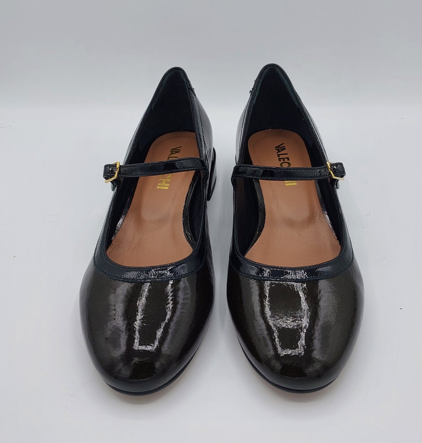 T.Q scarpa lucida marrone con riporto su scollo e laccio in vernice nera