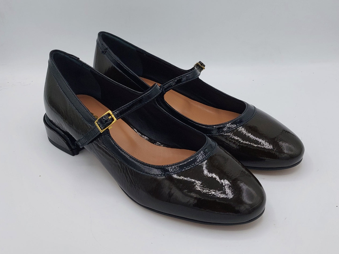 T.Q scarpa lucida marrone con riporto su scollo e laccio in vernice nera