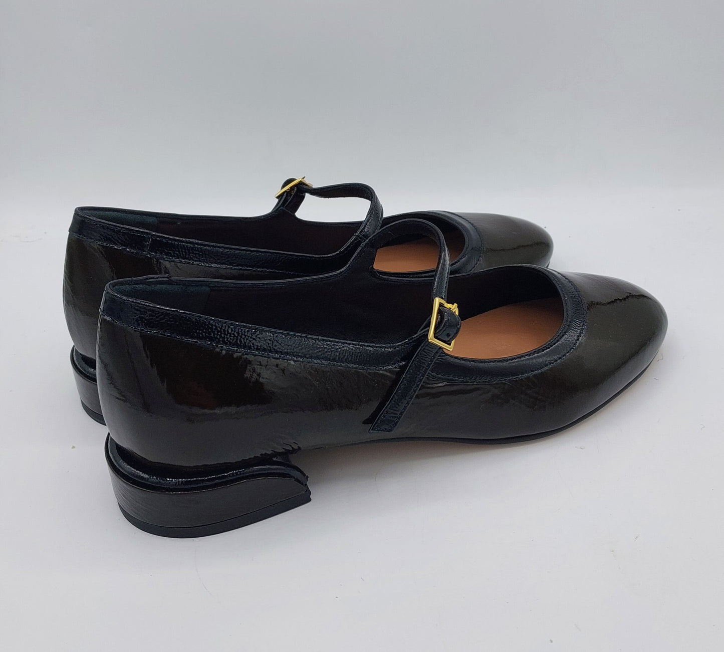 T.Q scarpa lucida marrone con riporto su scollo e laccio in vernice nera