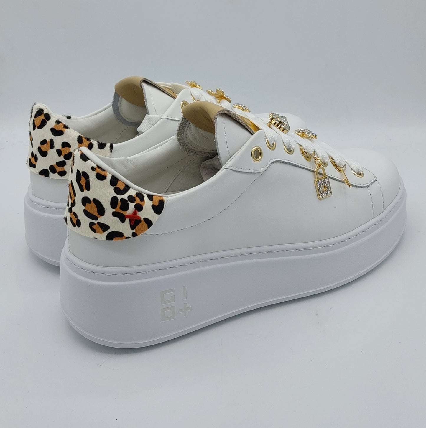 Gio+ sneakers in pelle bianca con accessori strass