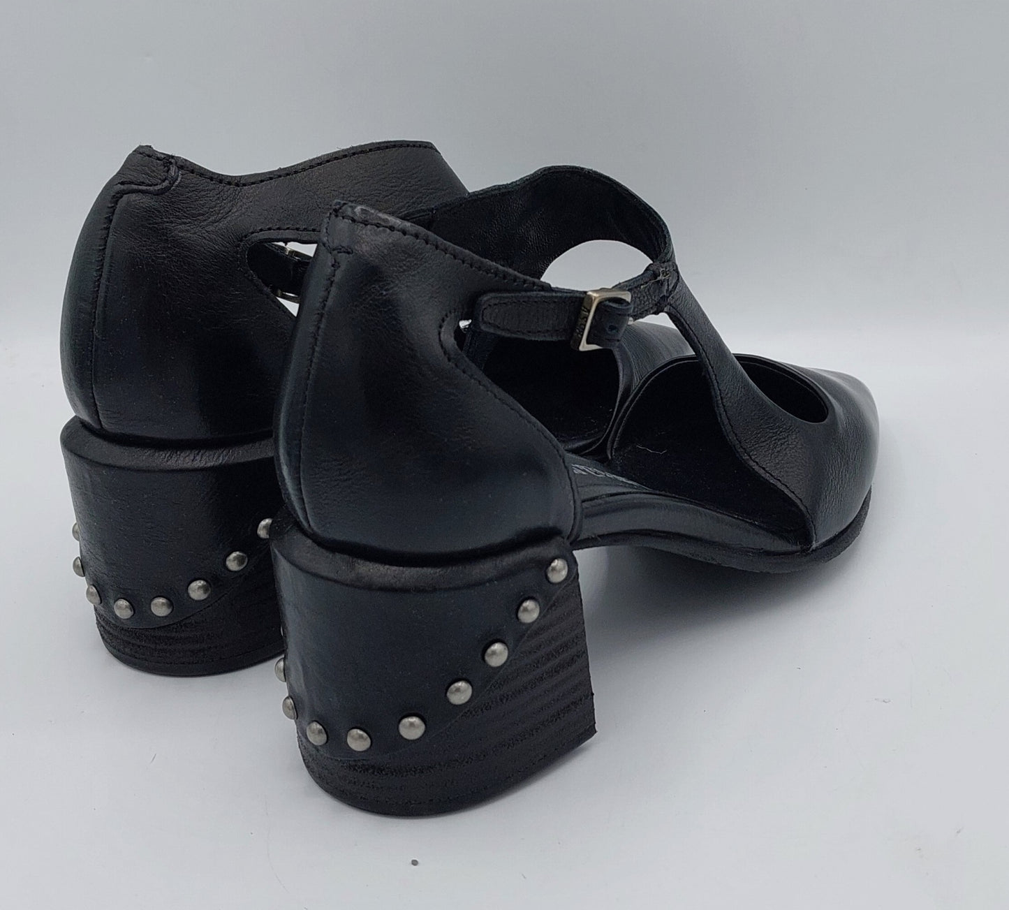 A.S.98 scarpa nera tacco borchiato