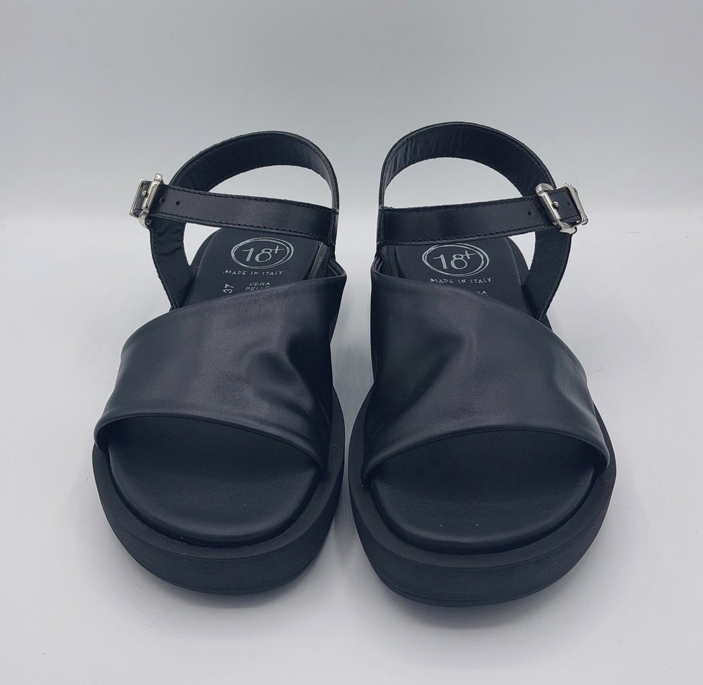 18+sandalo in pelle nera con piccolo platform
