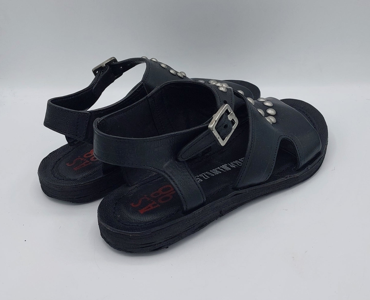 A.S.98 sandalo basso in pelle nera con borchie