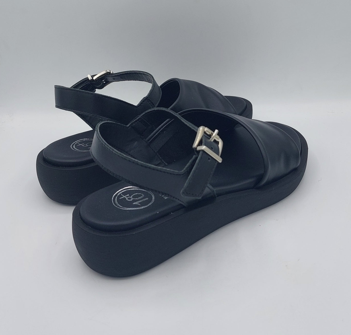 18+sandalo in pelle nera con piccolo platform