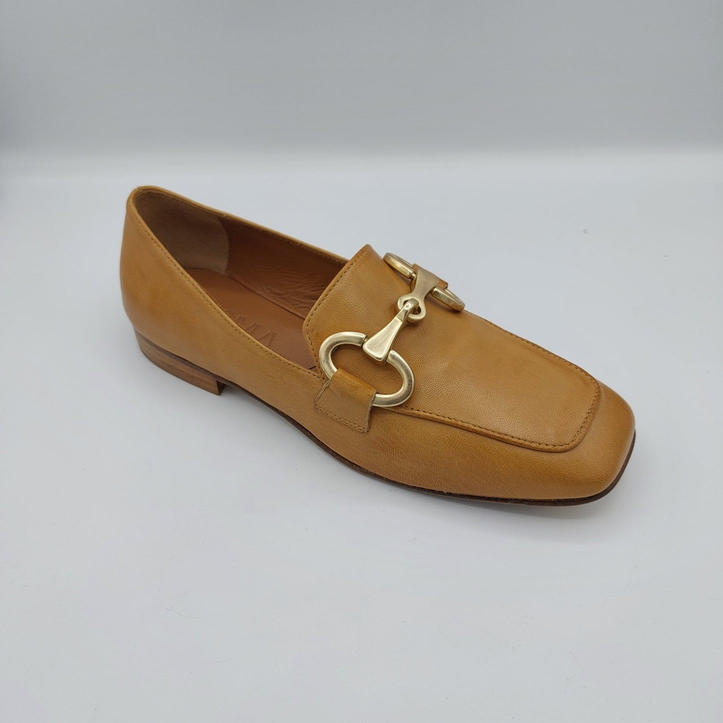 Âme mocassin en cuir beige avec boucle dorée mate
