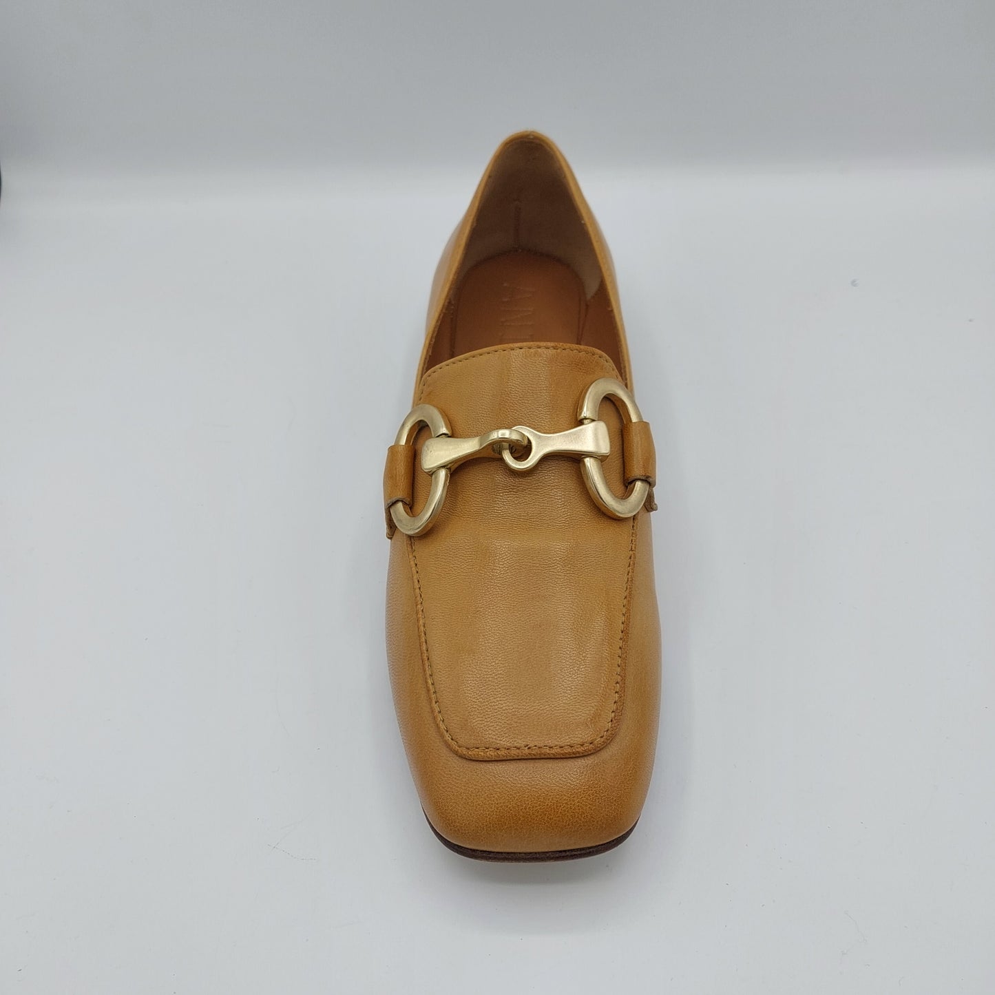 Âme mocassin en cuir beige avec boucle dorée mate