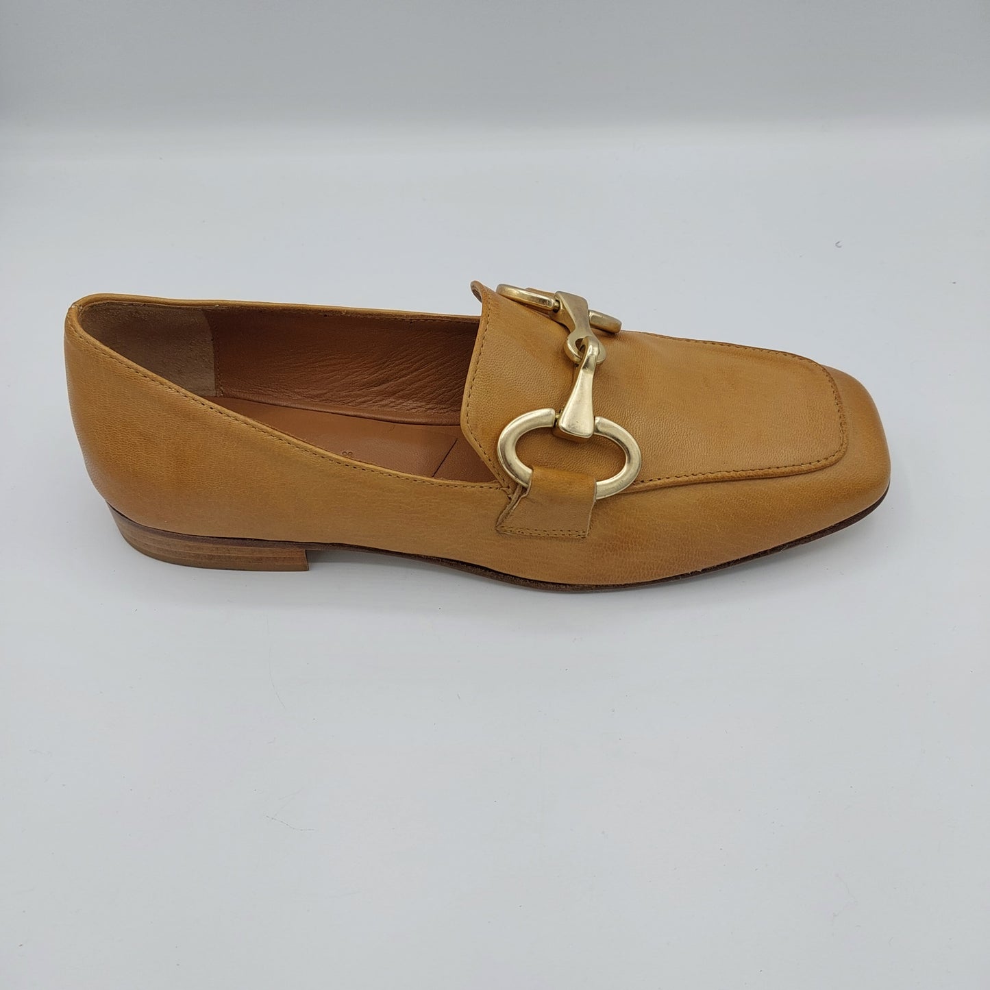 Âme mocassin en cuir beige avec boucle dorée mate