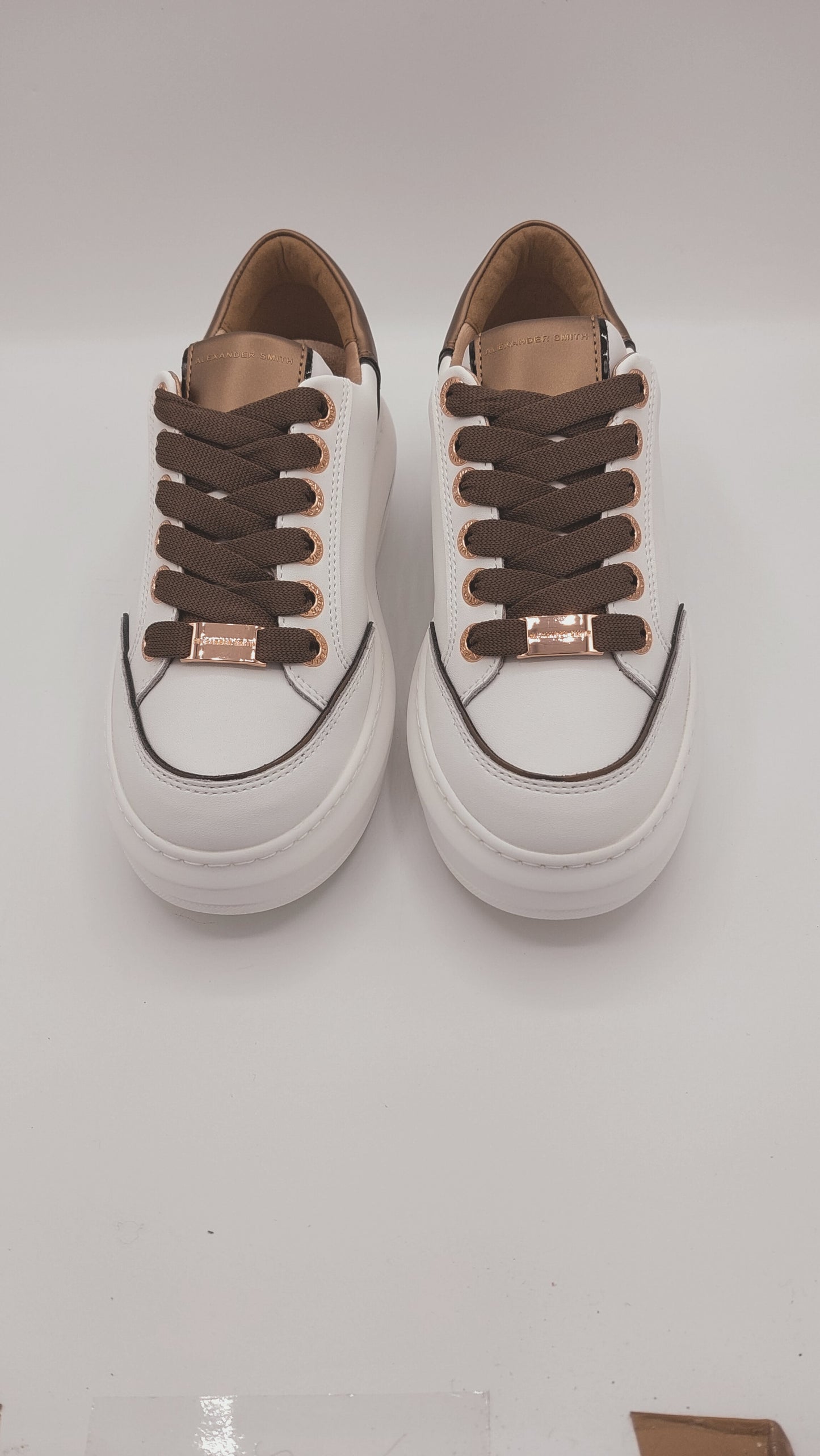 Sneakers Alexander Smith in pelle bianca con lacci in tessuto marrone