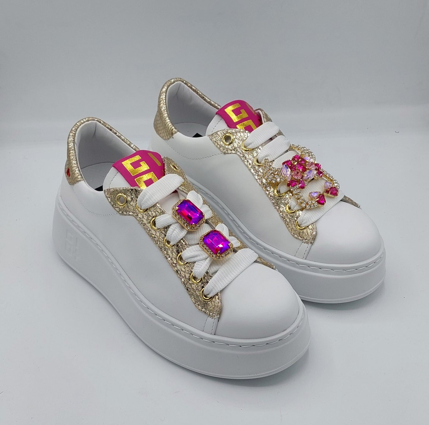 Gio+ sneakers bianca con accessorio fucsia