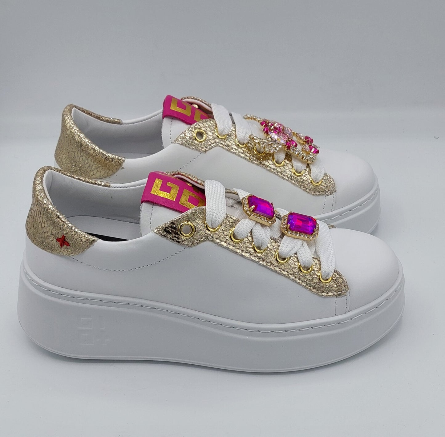Gio+ sneakers bianca con accessorio fucsia