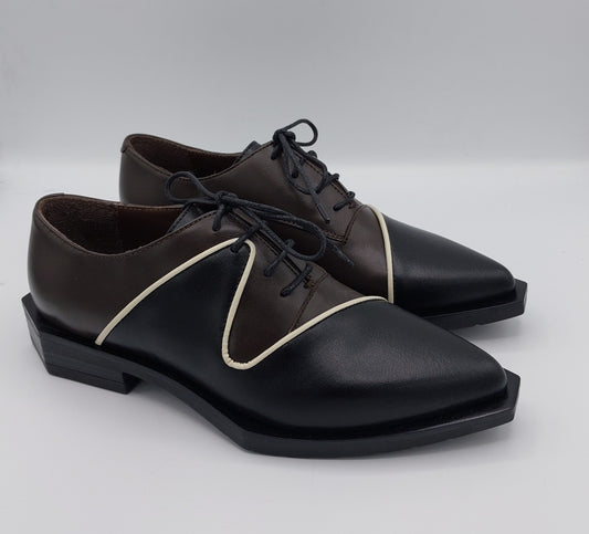 Le Bohemien scarpa legata in pelle nera e marrone profilata di bianco