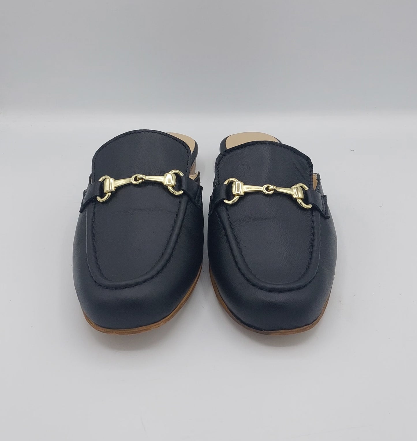 Sabot in pelle nera con staffa oro
