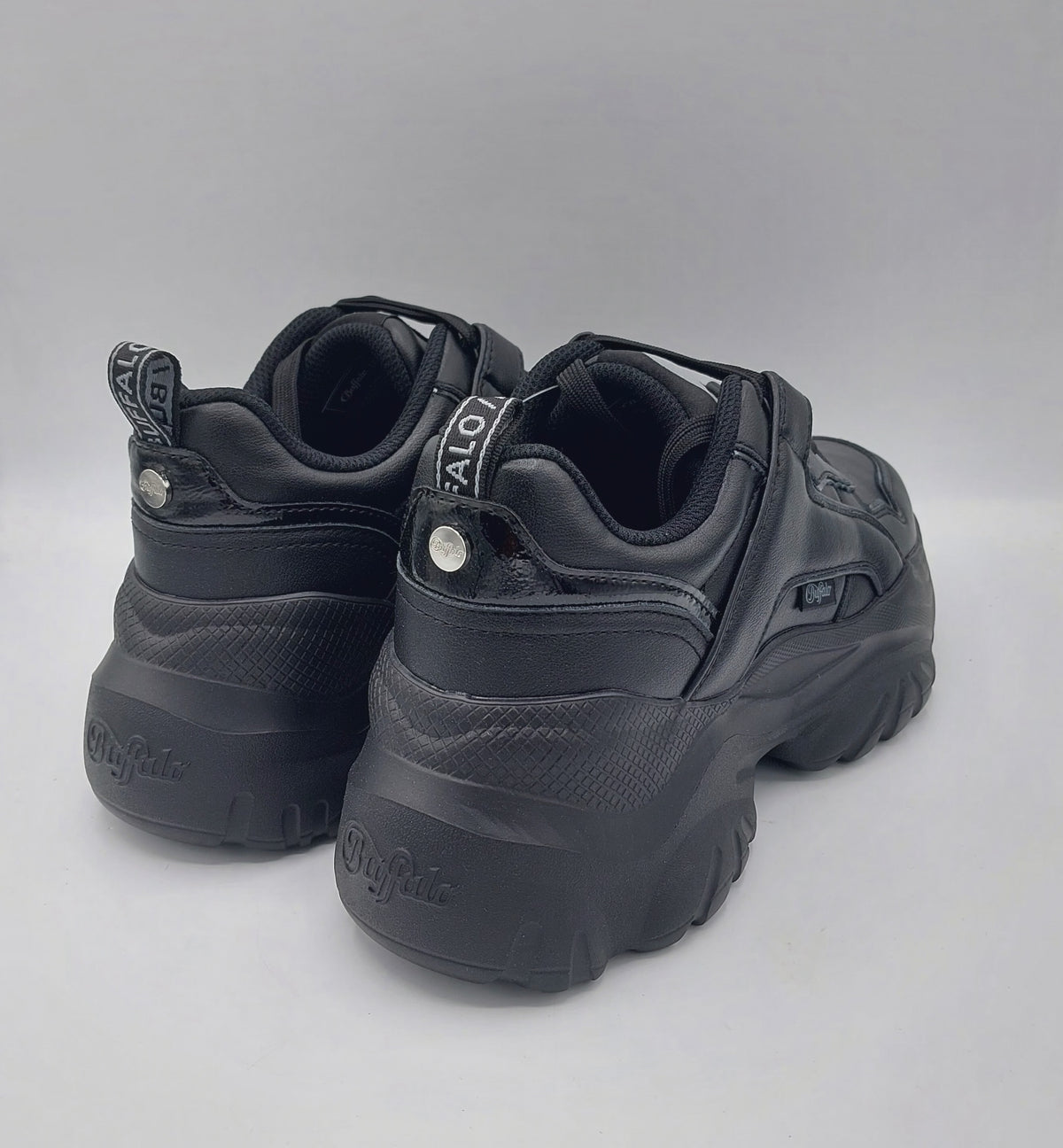 Buffalo scarpa nera con suola alta