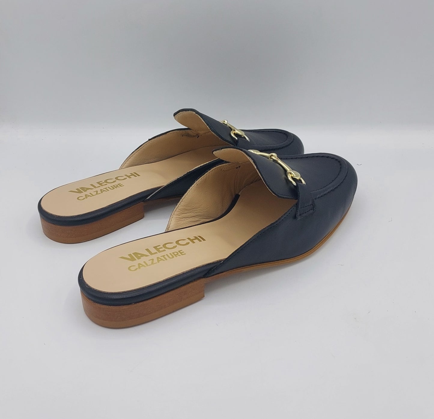 Sabot in pelle nera con staffa oro