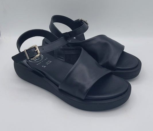 18+sandalo in pelle nera con piccolo platform