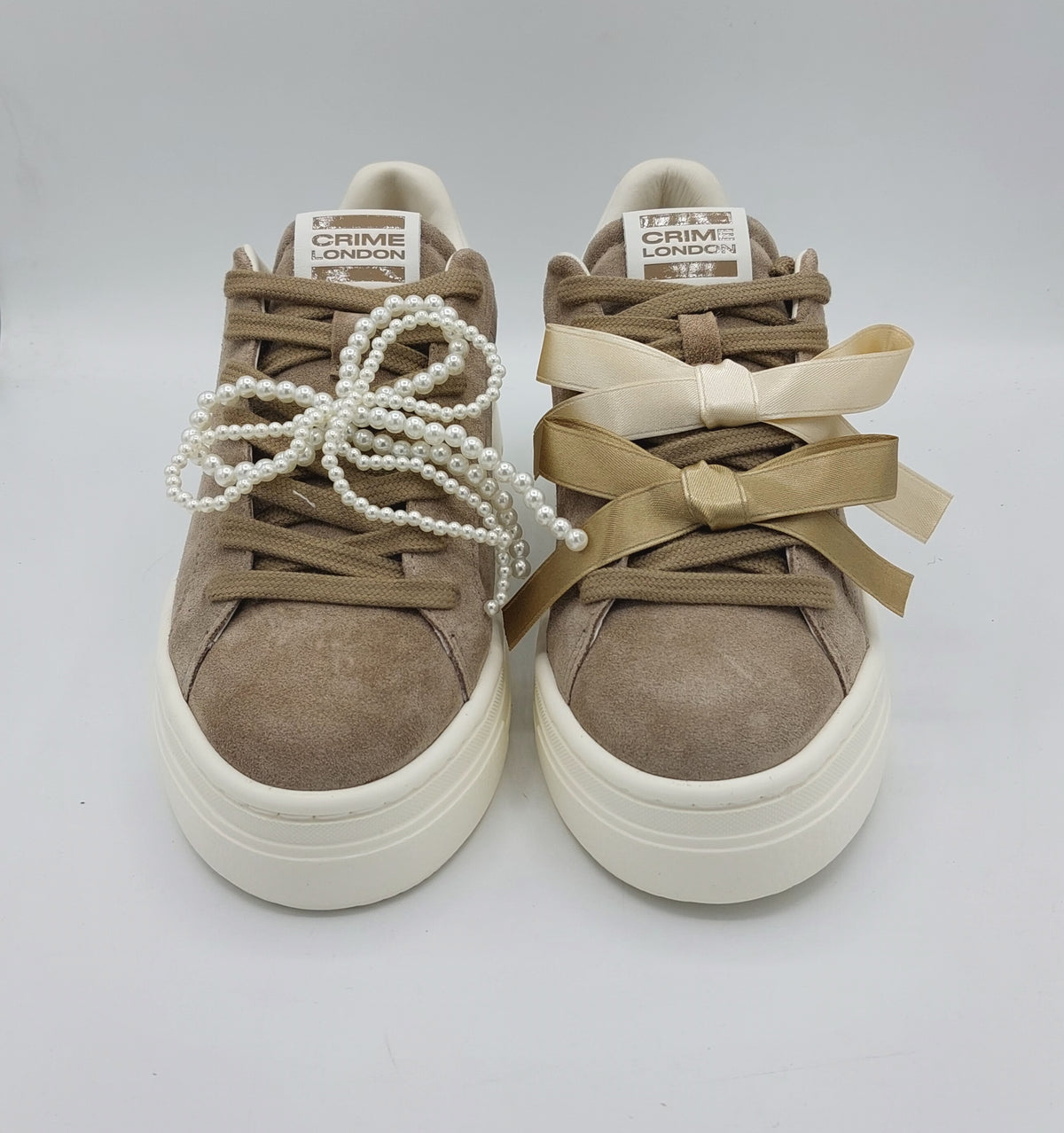 Crime sneakers camoscio beige con accessorio fiocco