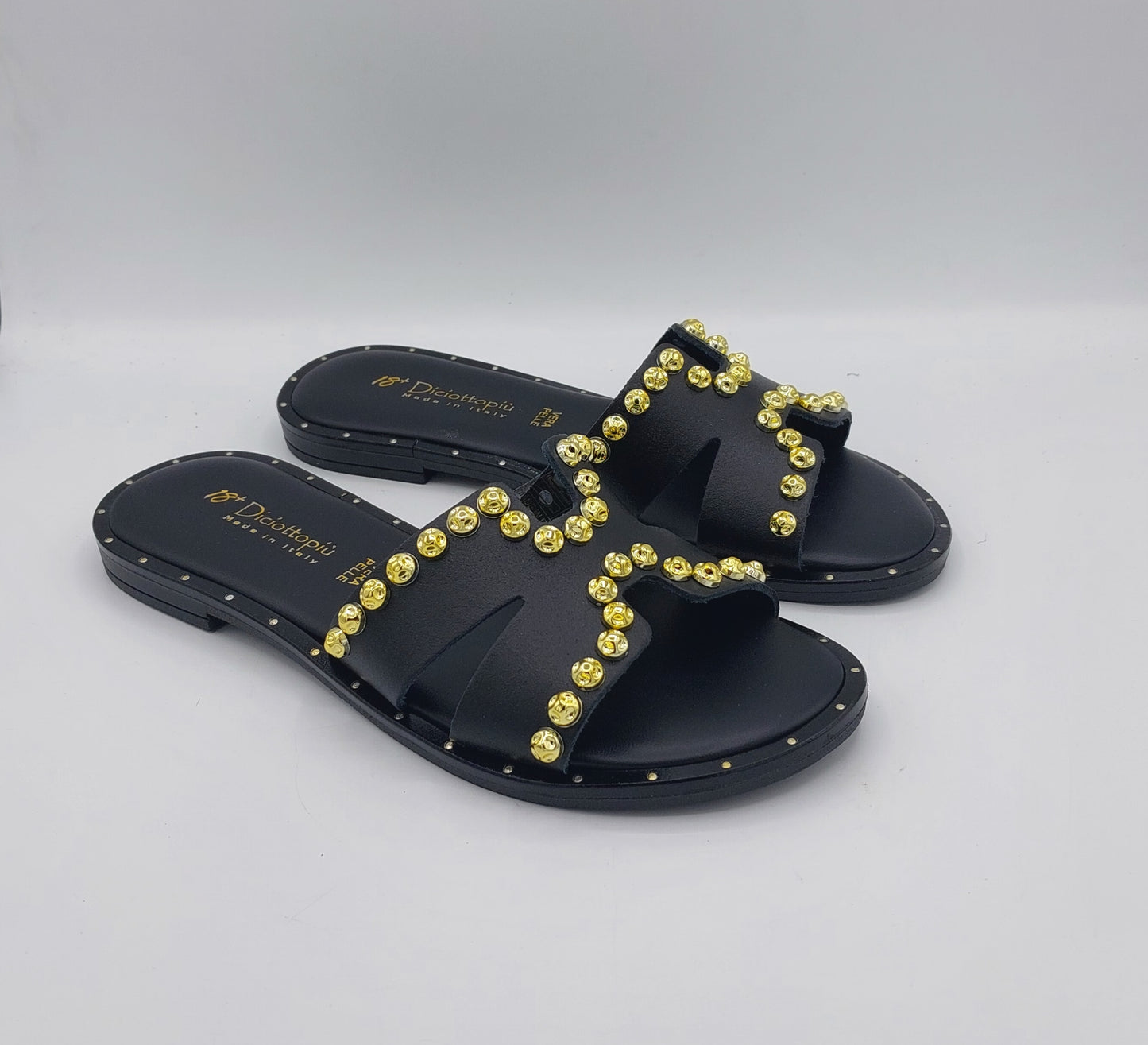 18+ ciabatta  nera con borchie oro