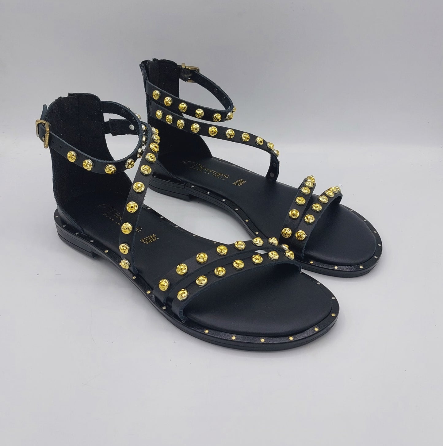 18 + sandalo in pelle nera con borchie oro