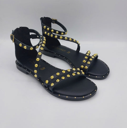 18 + sandalo in pelle nera con borchie oro
