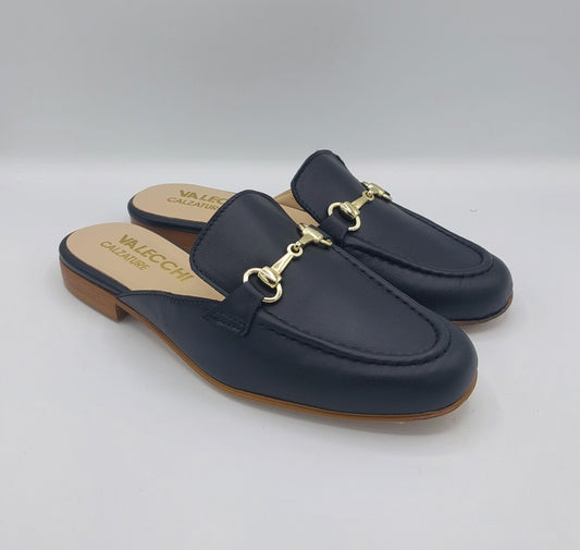 Sabot in pelle nera con staffa oro