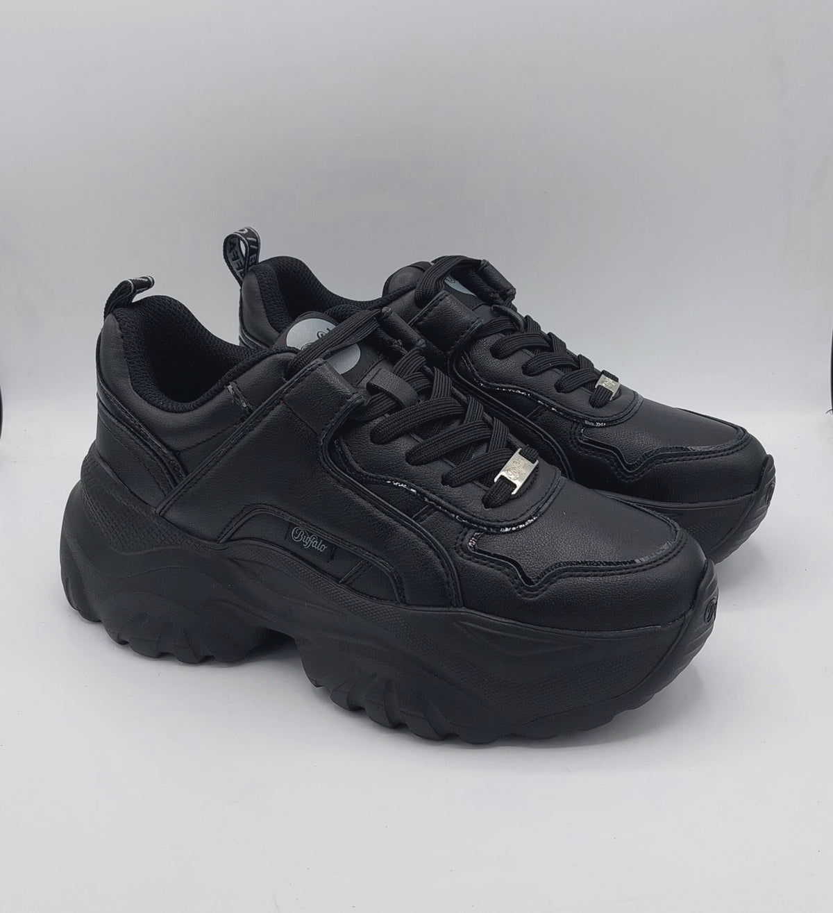 Buffalo scarpa nera con suola alta
