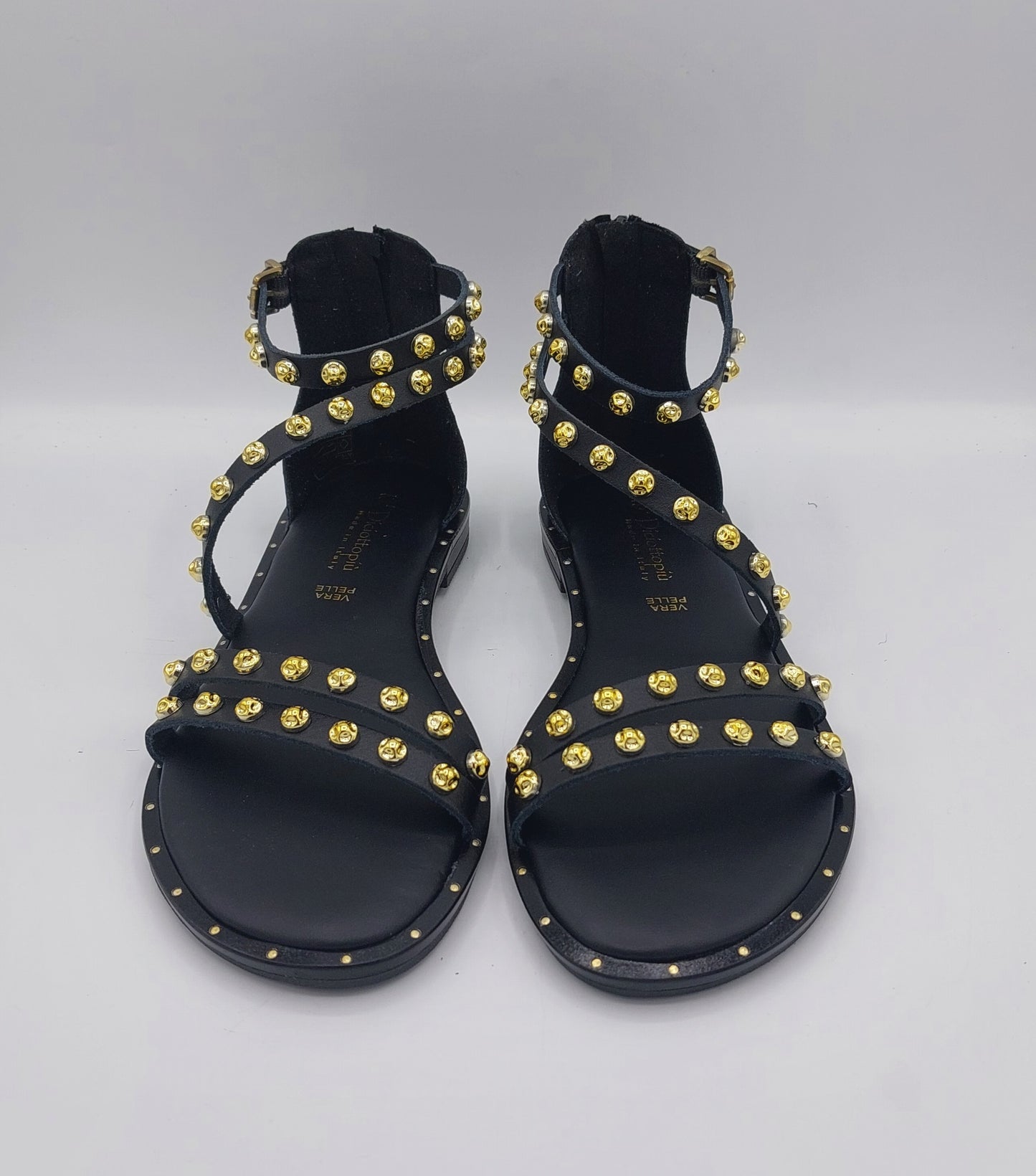 18 + sandalo in pelle nera con borchie oro