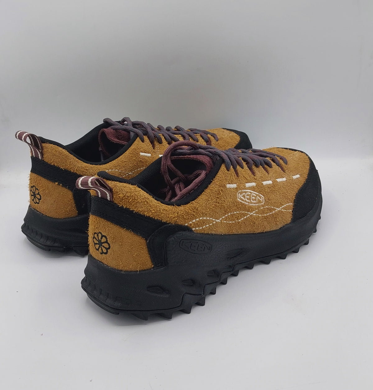 Keen scarpa uomo beige e nera lacci colorati